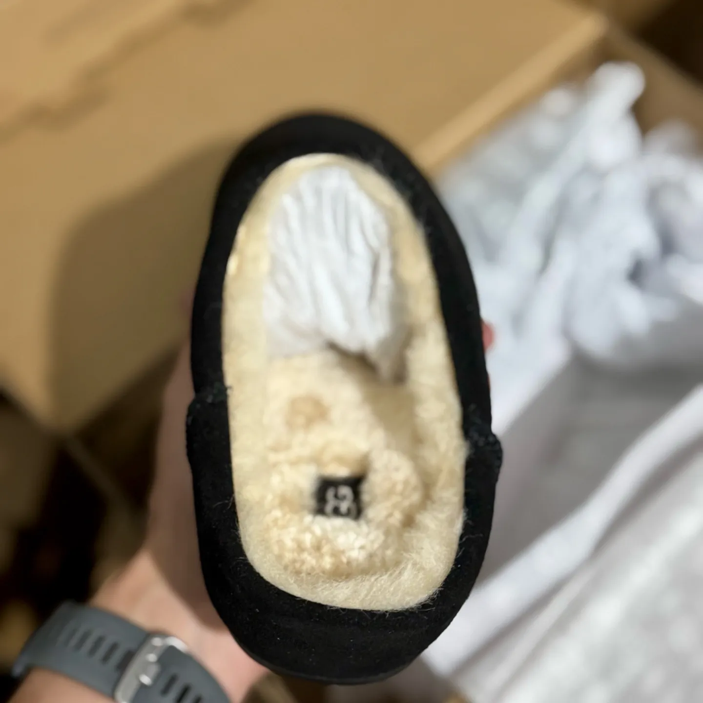 Self-pickup 💰440 Guangzhou original grade ❗️UGG Elea Slip-On Thin slip-on 1171390 Indoor slip-on lazy shoes Independent original development outsole Cashmere insole Keep warm in winter Shoe body material Water-repellent coated suede upper 17mm UGGPURE implanted wool insole Lightweight non-slip comfortable rubber outsole Full package # Size: 35 36 37 38 39 40